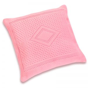 Подушка детская вязаная розовая